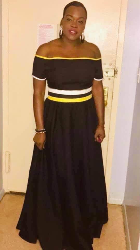 Un vestido largo en negro y marrón con escote de bandas.