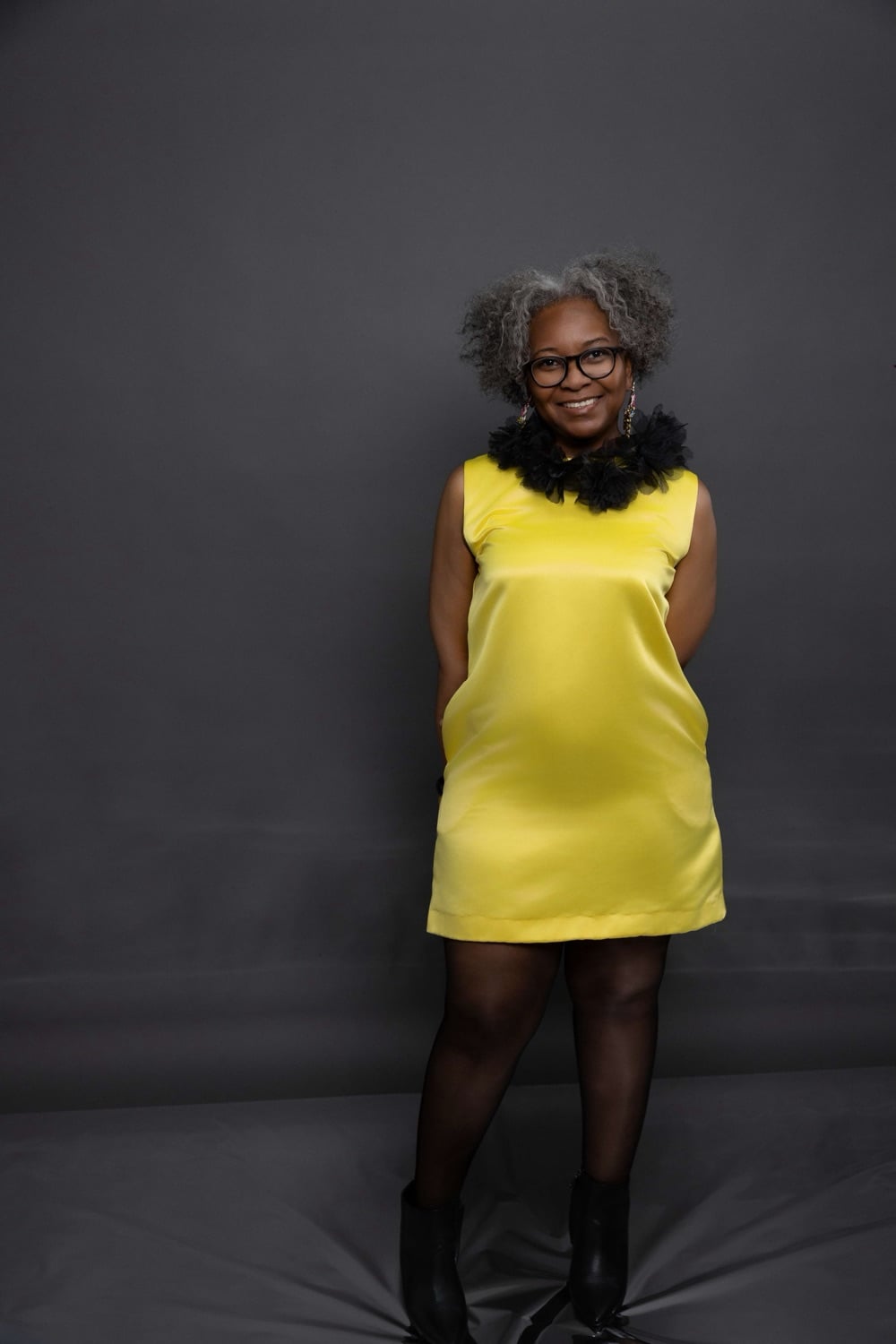 Un vestido recto amarillo, sin mangas y sin forro.