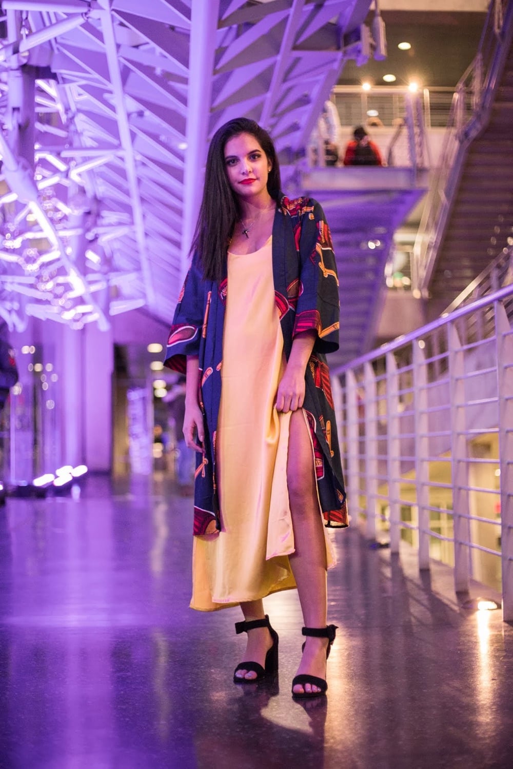 El mismo look de frente, bajo las luces del desfile.